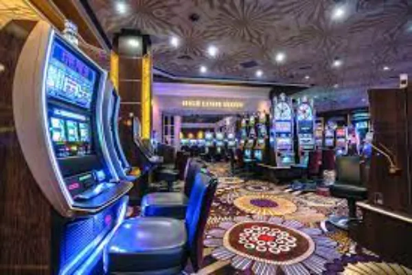 Online Betting vs Traditional Casinos: Pros and Cons