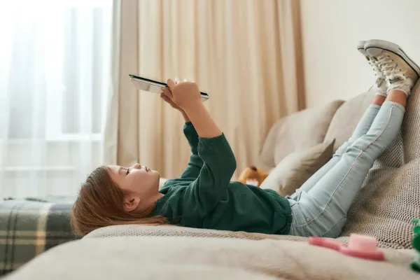 Raising Kids in a Digital World: Balancing Screen Time and Play