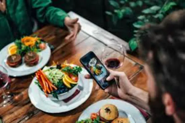 Social Media Tips Every Restaurant Needs to Attract Local Diners